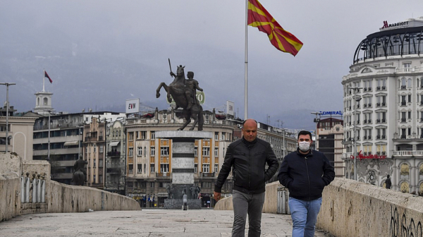 Парламентът в Скопие решава дали да отвори Конституцията, за да запише в нея българите