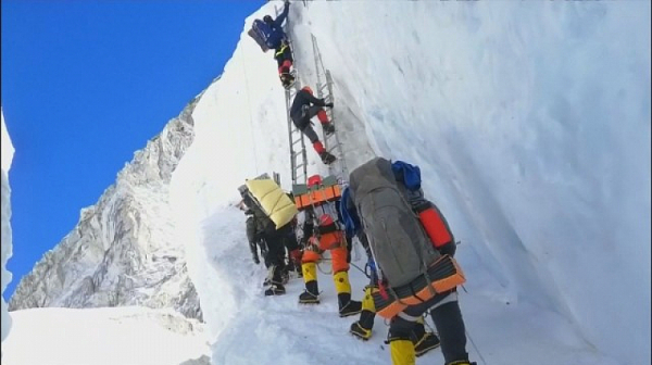 Издирват трима непалски алпинисти на Еверест
