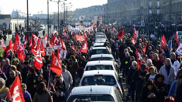 Пенсионната реформа извади 250 000 по улиците и парализира Париж