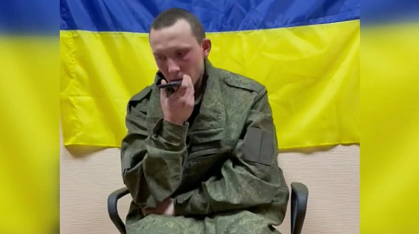 „Путин ни предаде“: Ридаещ руски танкист разказва на майка си за „успехите на Русия“ в Украйна /видео/