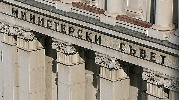 Кабинетът вдигна заплатите на чиновниците с 5%