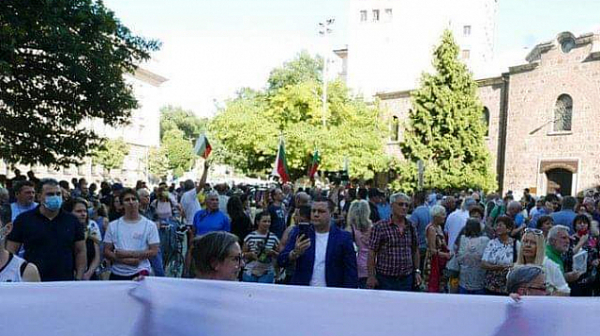 Започна протестът в София. Хиляди скандират ”Мафия!”. 20 роми се лутат, не знаят за кого да викат /видео/