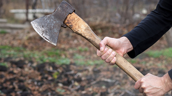 Пуснаха под гаранция мъж, нападнал полицай с брадва