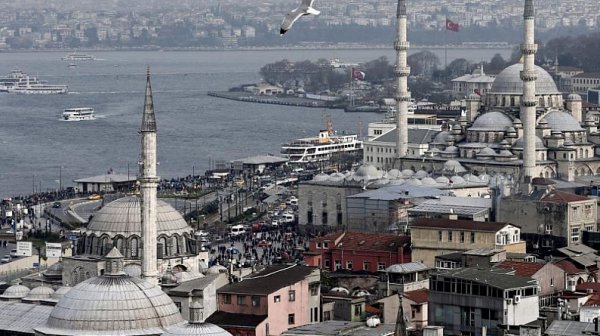 Край на „таксата за маса“: Турция въвежда нови правила за кафенета и ресторанти