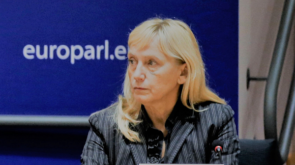 Елена Йончева: Кампанията за изкуствения характер на коронавируса може да има много сериозни последствия за Европа