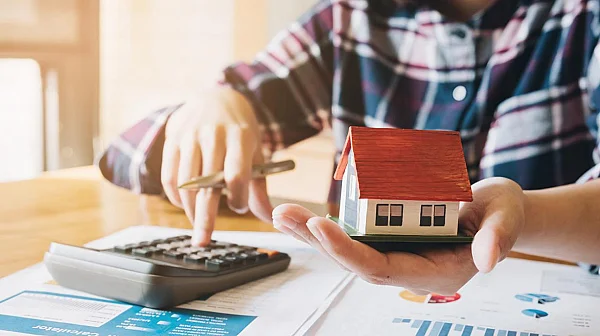 Българите свиват разходите за жилища, коли и ремонти