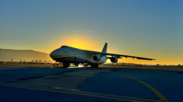 Един от най-големите самолети в света кацна в София