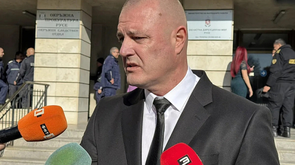 Шефът на полицията в Русе е бил пребит пред жена си и детето им