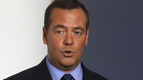 Воинстващият Медведев заплаши: Ако някой арестува Путин ще е равносилно на война