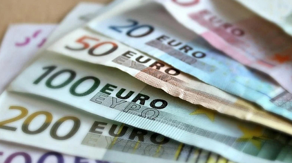 Има две серии банкноти в евро, серия 