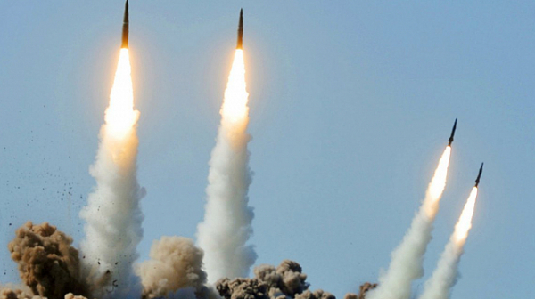Пентагонът разкрива: Русия стреля с празни ракети, за да изтощава украинската ПВО