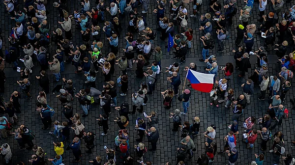 В над 400 градове и села: Хиляди чехи подкрепиха президента Павел срещу премиера Бабиш