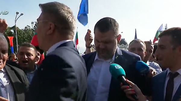 Пеевски „протестира“ срещу Петков и Прокопиев с привържениците на ДПС