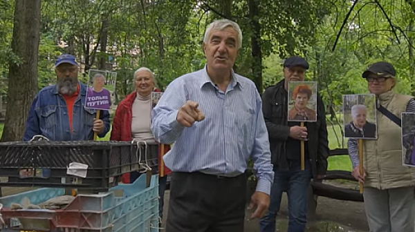 Украински пенсионери показаха „супероръжие, разработено в биолаборатория“ /видео/