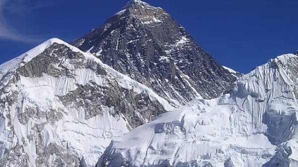 Петима загинаха под Еверест за денонощие