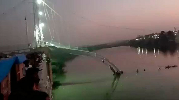 Над 30 загинали след срутване на мост в Индия