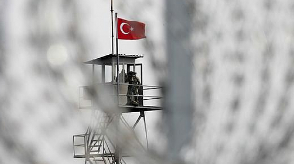 Турция обвини Гърция, че обучава терористи, Макрон подкрепи Атина