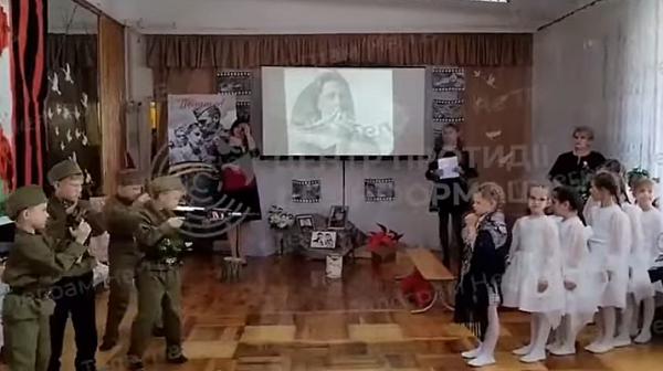 „Патриотично възпитание“ по руски: детска градина с постановка за смъртта на фронта