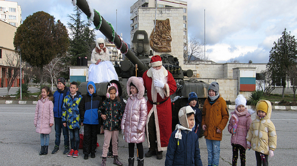 Руски танкове превзеха Сливен. Кой идиот измисли деца да се катерят по оръдие за Коледа?