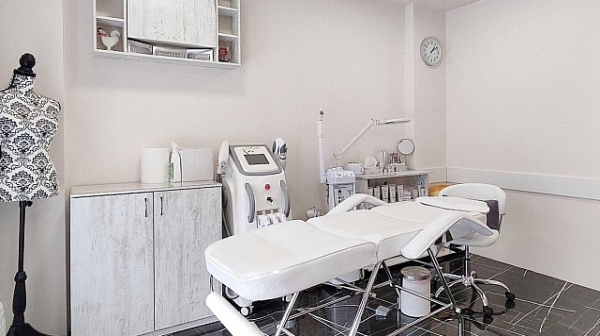 Глоба и затвор за собствениците на козметичния салон, в който клиенти са заснемани голи