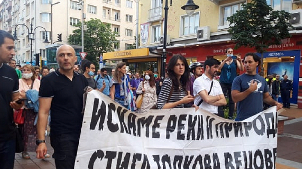 Хиляди протестират в София срещу застрояването /видео/