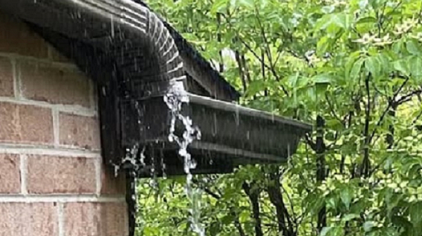 Взривено небе! Плющя и гърмя, призори дъждът кротна