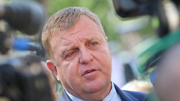 Каракачанов: Не се обсъжда оставка на правителството