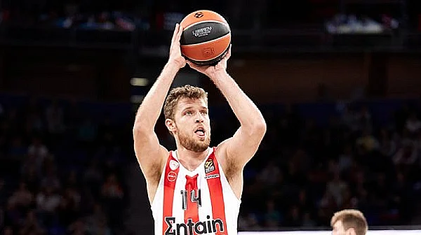 Баскетболистът Сашо Везенков дублира историческата си награда за топреализатор в Европа