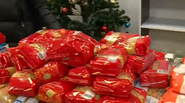 Доброволци раздават храна на нуждаещи се в храм в София