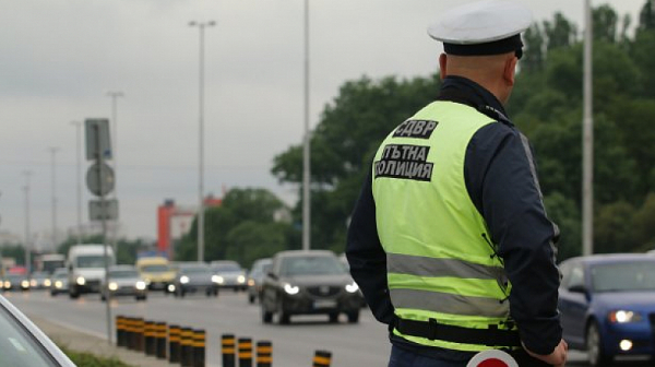 Задържаха шофьор без книжка в Ботевград след полицейска гонка и стрелба