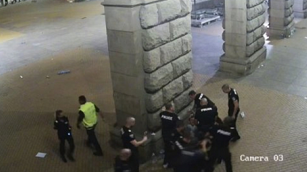 В парламента показаха крити брутални сцени на полицейско насилие на протеста /видео/