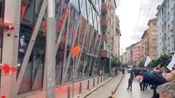 ”Възраждане” с нова вандалщина: Заляха с червена боя сградата на ЕК в София