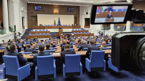 След липса на кворум и три почивки: НС все пак прие промените в Закона за публичните предприятия