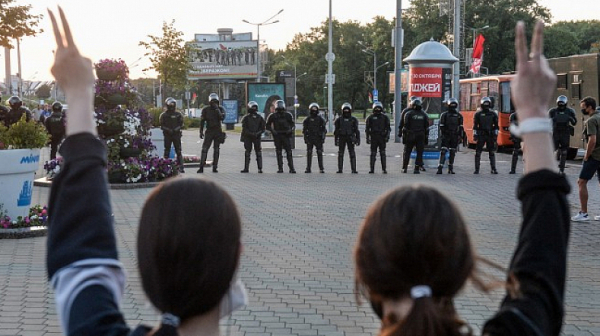 Близо 200 протестиращи са задържани в Беларус