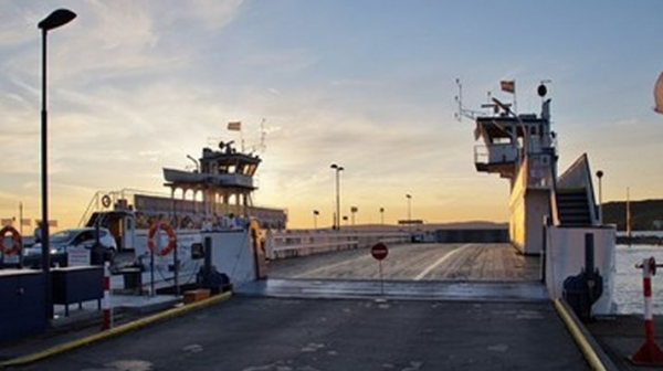 Ферибот с 428 пътници се обърна на пристанище на остров Крит
