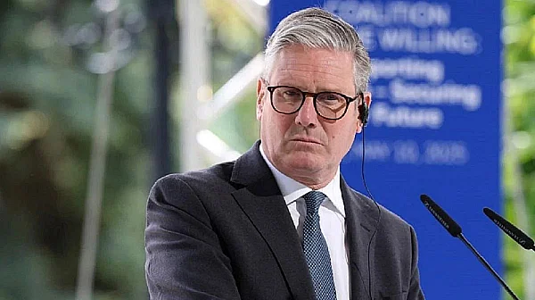 Британският премиер на косъм от оставка