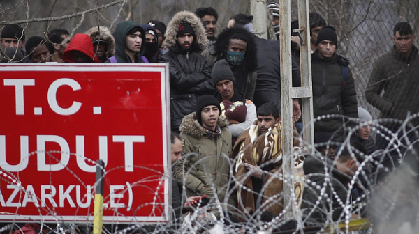 Отново струпване на мигранти по границата между Гърция и Турция