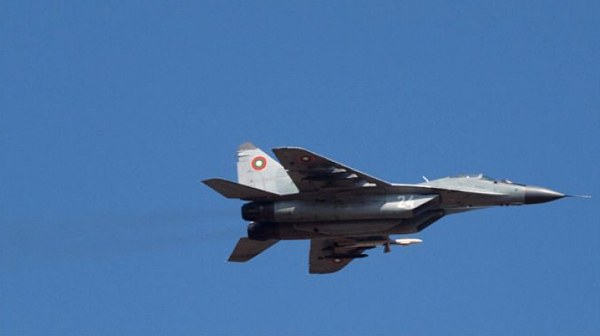 Вдигнаха дежурните МиГ-29 заради транспортен самолет без радиовръзка