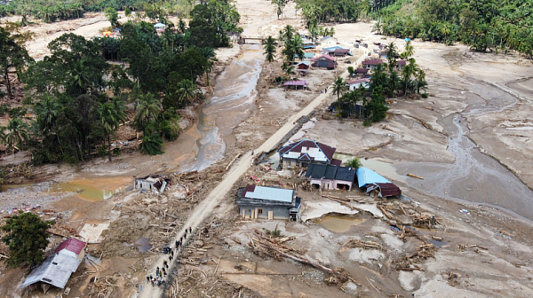 Жертвите от наводненията в Индонезия надхвърлиха 750, един милион са евакуирани