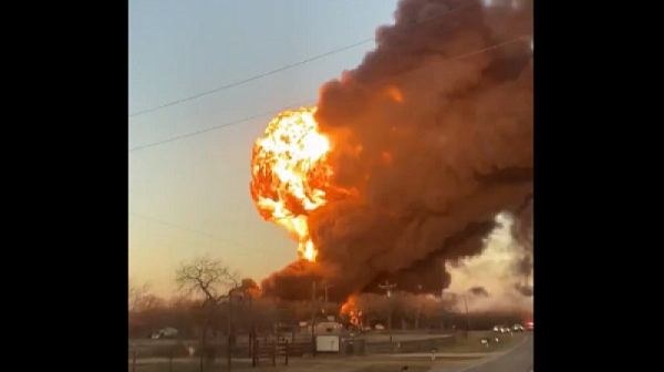 Мощна експлозия в Тексас след сблъсък между товарен влак с гориво и ТИР