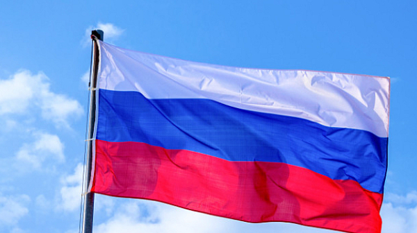 Сръбският Telegraf: Руски знамена се веят по българските къщи. Притежават почти 500 000 имота