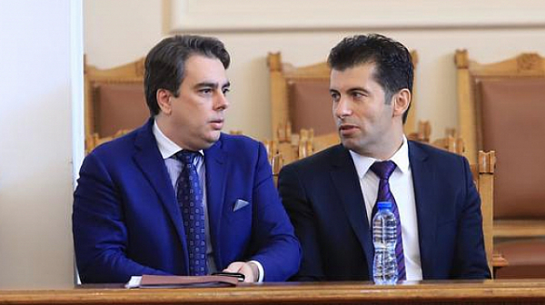 Социолози: Кирил Петков и Асен Василев яхнаха вълната и може да ”взривят” изборите