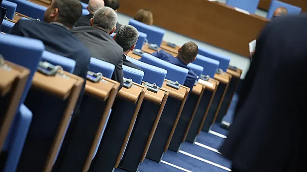 Удължаването на бюджета влиза в пленарна зала