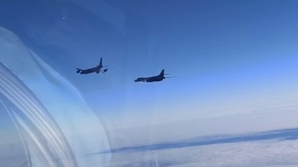 US - бомбардировачи вдигнаха руски изтребители Су-30 над Черно море