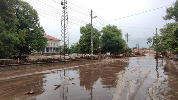 Безсънна нощ в Северозапада: Обилни дъждове, наводнени къщи и отнесени пътища