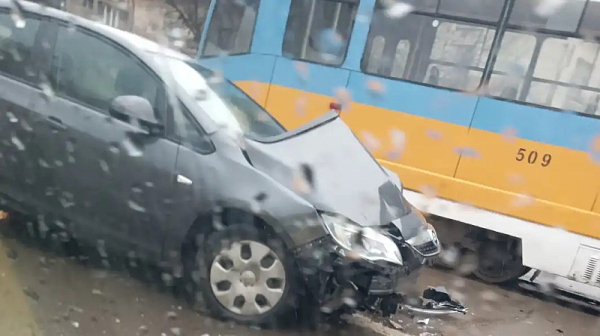 Инцидент между трамвай и лек автомобил в София