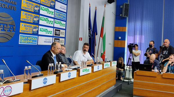 Заваляха коментарите след пресконференцията на „Има такъв народ“ и Николай Василев