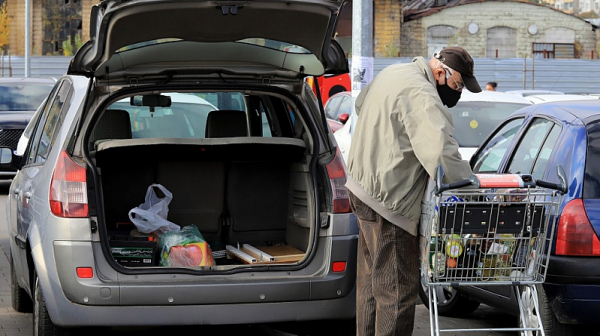 Супермаркетите искат край на зеления коридор за пенсионерите