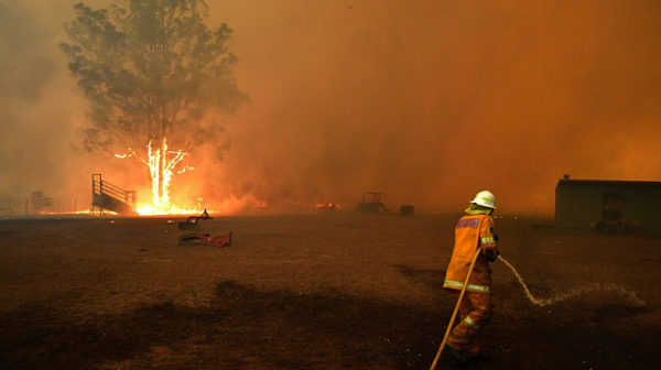 Eвакуираха над 1000 души, попаднали в огнен капан в Австралия