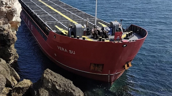 Корабът ”Вера Су” потъва.  Екипажът отказва евакуация